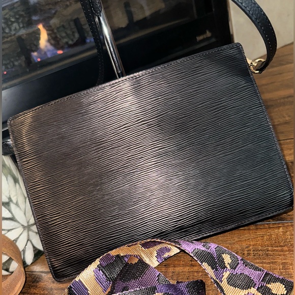 🖤 LV Clutch/Crossbody! 💜 - Picture 2 of 10